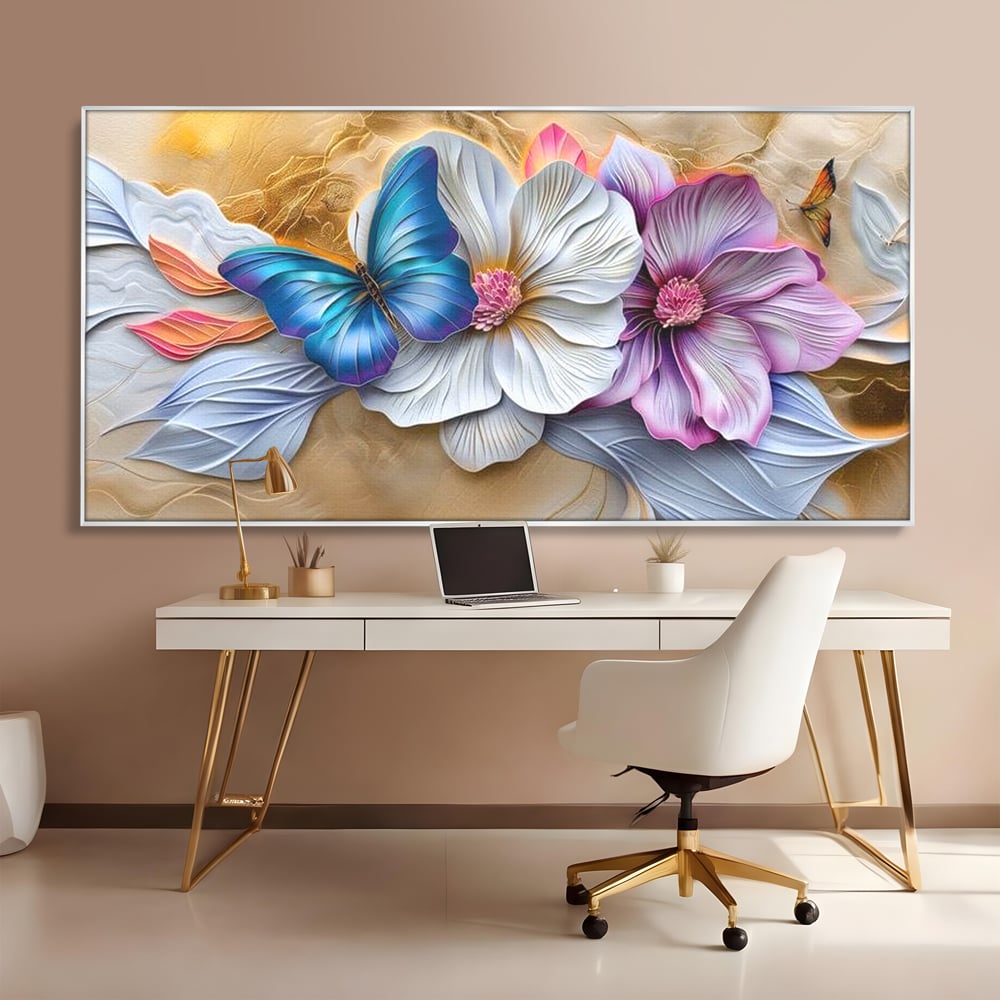 Tablou canvas cu tablou canvas cu flori si fluture, in rama de aluminiu argintiu, pe perete intr-un birou